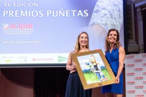 Dorleta Vicente García, directora de Asuntos Legales y ESG de Ecoembes, recibe el ‘Premio Puñetas Sostenibles’ de manos de Rosario Jiménez, decana del Colegio de Registradores de España.