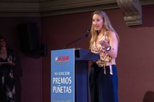 Dorleta Vicente García, directora de Asuntos Legales y ESG de Ecoembes, durante su intervención al recoger el premio para Ecoembes.