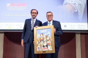 José Luis Martínez Donoso, director general de la Fundación ONCE, recibe el ‘Premio Puñetas Solidarias’ de manos de Enrique Sanz Fernández-Lomana, presidente de Mutualidad.