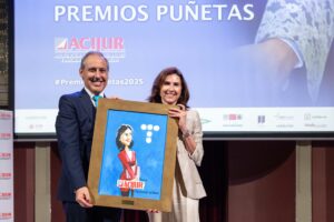 María Cermeño, directora de la Asesoría Jurídica de Telefónica España, recibe el ‘Premio Puñetas a la Excelencia In House’ de manos de Eugenio Ribón, decano del Colegio de la Abogacía de Madrid.