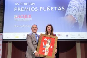 Alicia Muñoz Lombardía, directora de la Asesoría Jurídica de Banca Comercial, Gobierno y Regulación de Santander España, recibe el ‘Premio Puñetas a la Excelencia In House’ de manos de José Ramón Couso, diputado del Colegio de la Abogacía de Madrid.