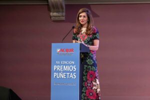 Alicia Muñoz Lombardía, directora de la Asesoría Jurídica de Banca Comercial, Gobierno y Regulación de Santander España, durante su intervención al recoger el premio para Santander España.