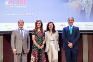 En el centro, Alicia Muñoz Lombardía y María Cermeño, ‘Premios Puñetas a la Excelencia In House’, con José Ramón Couso (izda.) y Eugenio Ribón (dcha.).