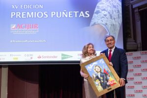 Consuelo Madrigal, fiscal de Sala del Tribunal Supremo, recibe el ‘Premio Puñetas a la Trayectoria’ de manos de Julián Sánchez Melgar, magistrado del Tribunal Supremo.