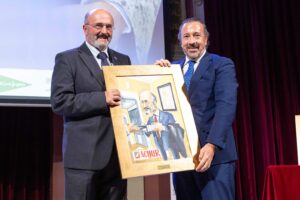 Ricardo Garrido, expresidente del Consejo General de Procuradores de España recibe el ‘Premio Puñetas Periféricas’ de manos de Alberto García Barrenechea, presidente del Consejo General de Procuradores de España.