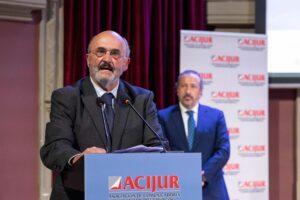 Ricardo Garrido, expresidente del Consejo General de Procuradores de España, durante su intervención al recoger su premio.