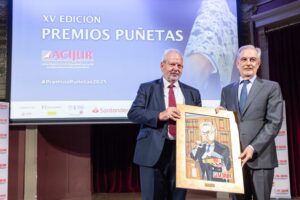 Francisco Navarro Sanchís, magistrado de la Sala de lo Contencioso-Administrativo del Tribunal Supremo, recibe el ‘Premio Puñetas de Bronce’ de manos de Pablo Lucas Murillo de la Cueva, presidente de la Sala de lo Contencioso-Administrativo del Tribunal Supremo.