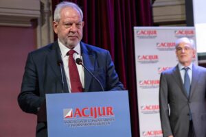 Francisco Navarro Sanchís, magistrado de la Sala de lo Contencioso-Administrativo del Tribunal Supremo, durante su intervención al recoger su premio.