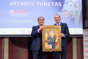 Julián Sánchez Melgar, magistrado del Tribunal Supremo, recibe el ‘Premio Puñetas de Oro’ de manos de Manuel Marchena, magistrado del Tribunal Supremo y nuevo “Socio de Honor” de ACIJUR.